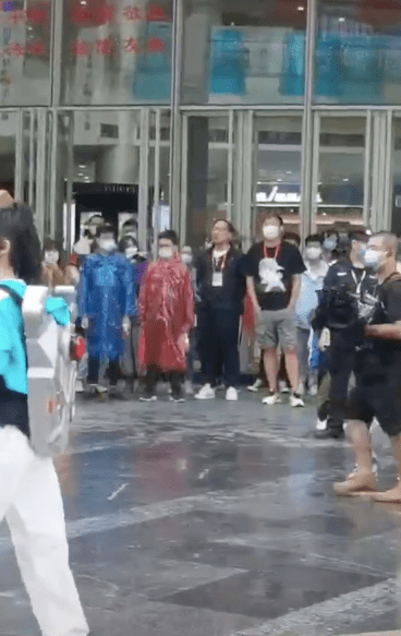 小区|吴奇隆新综艺惹争议，网友爆料节目组拍摄封路，现场画面曝光