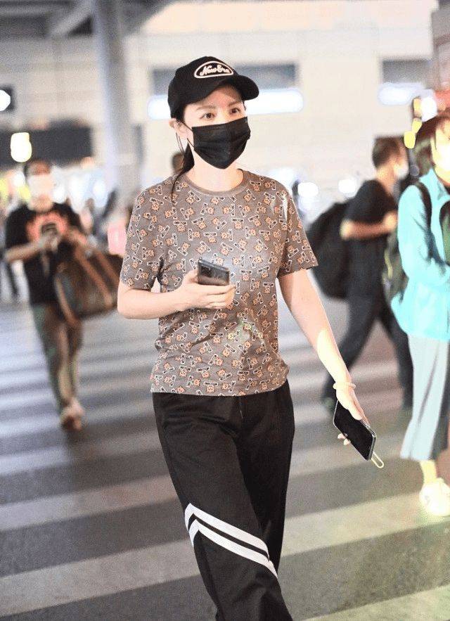进行|张萌穿着打扮不像明星，好在气质优雅，穿“土潮妈妈裙”不减分