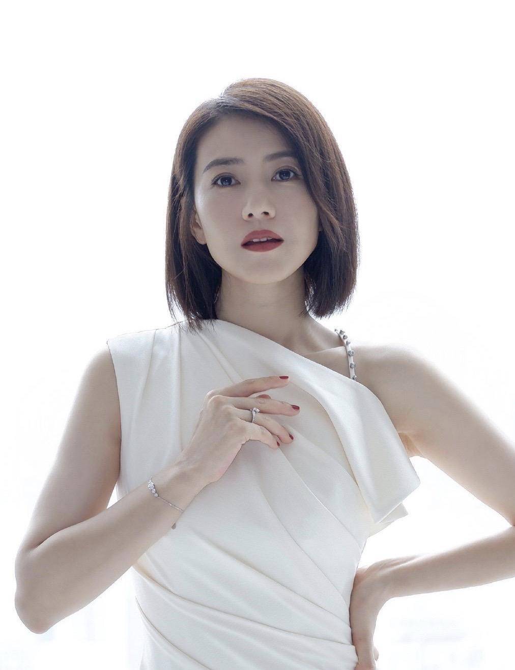 大气|高圆圆出席某活动,一身白色斜肩礼服简约时尚,气质优雅