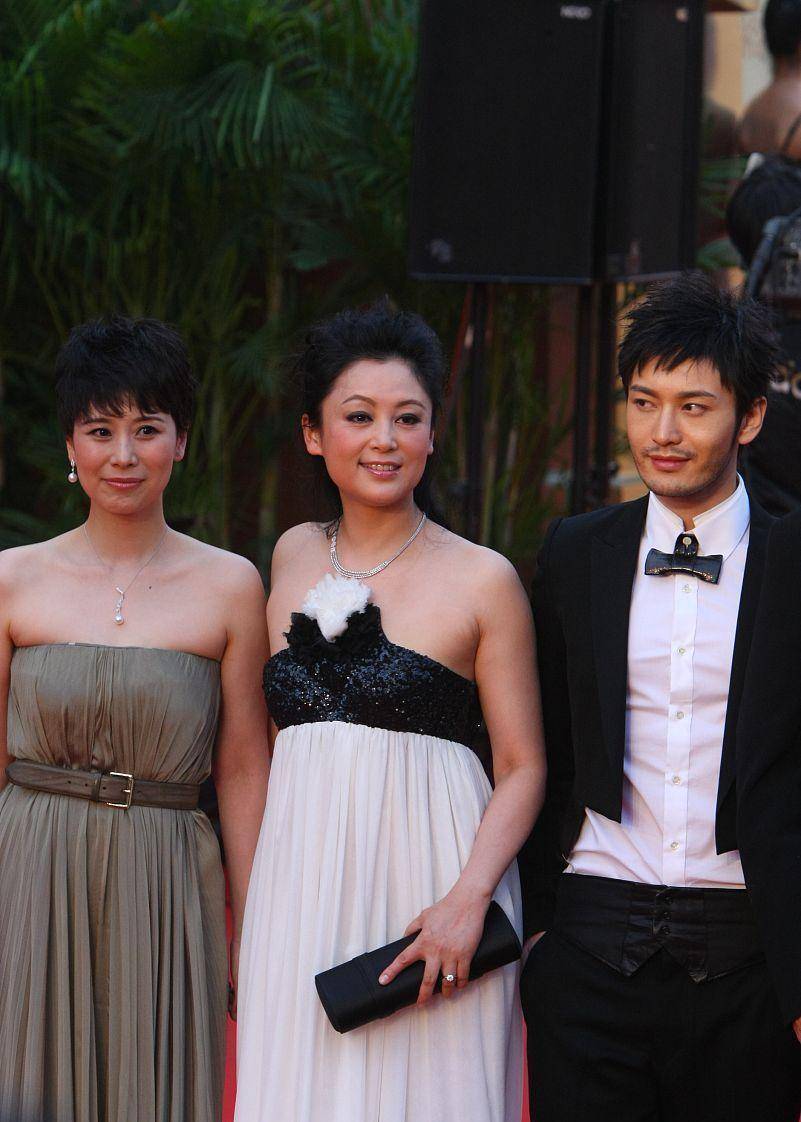 整体|陈红孩子都成年了,颜值气质还是这么美,多艳的裙子也能驾驭