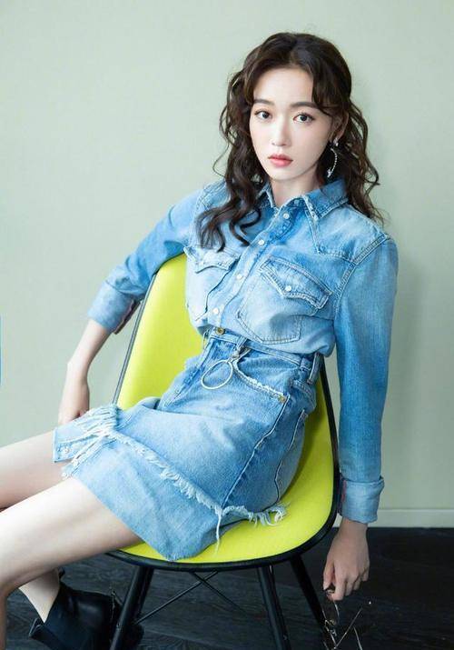 短裙|吴谨言是有多瘦，牛仔衬衣和裙子叠穿意外的好看，再胖点就好了