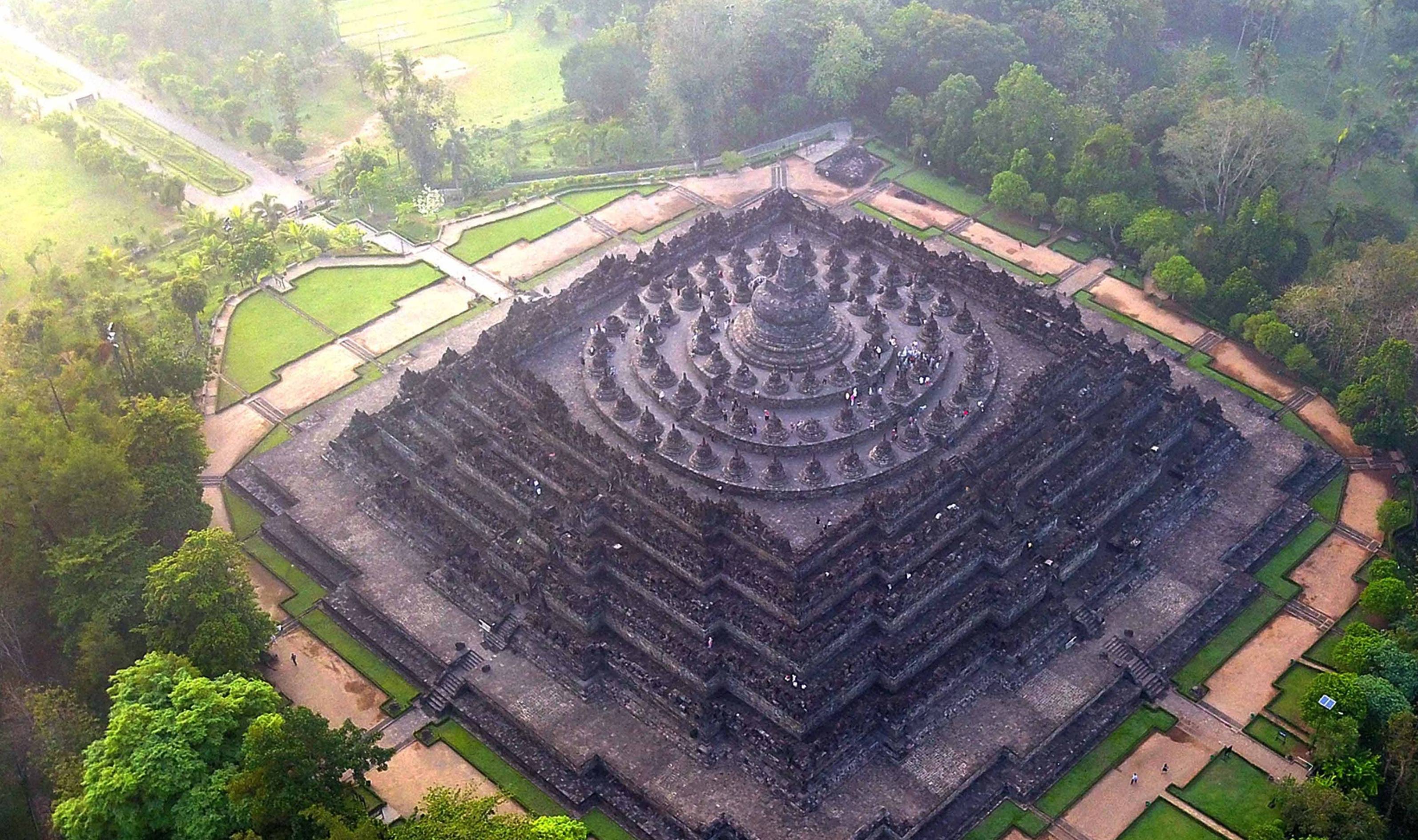 世界最大佛教寺庙，曾被火山灰掩埋近千年，今是印尼著名旅游地标