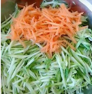 苏打饼干|西葫芦早餐鸡蛋饼好吃营养，推荐给大家