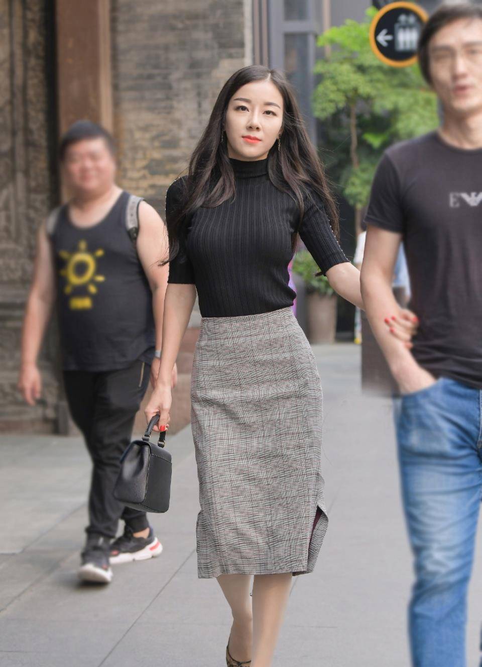 黑色|女生就是会穿，黑色针织短袖衫配半身裙，成熟优雅又魅力十足