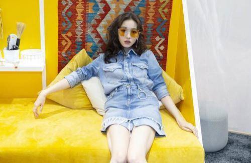 短裙|吴谨言是有多瘦，牛仔衬衣和裙子叠穿意外的好看，再胖点就好了