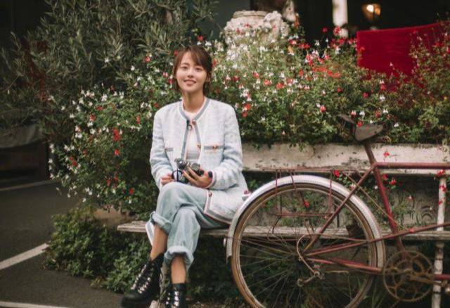 颜色|张嘉倪真会穿,拼接外套搭配短裤少女感爆棚,完全看不出是两娃的妈!