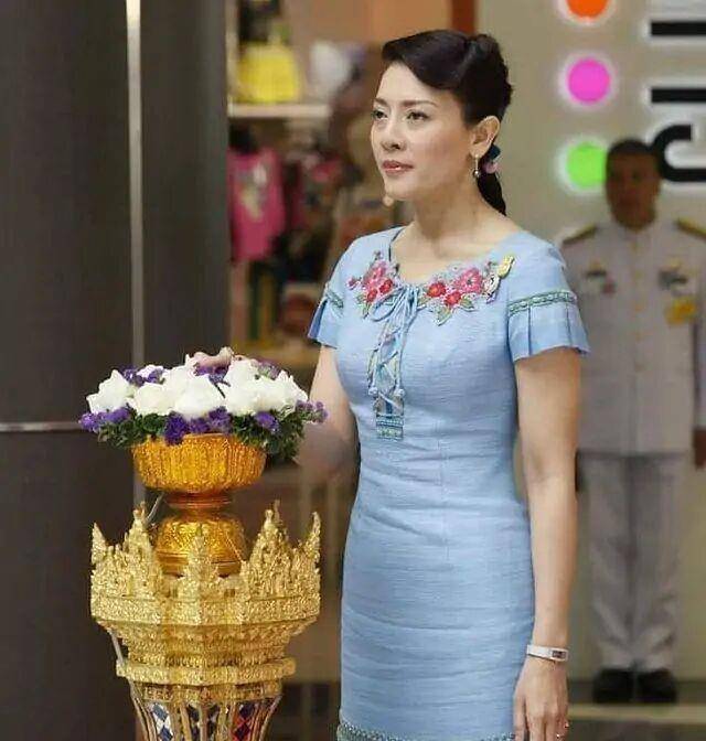 魅力|西拉米身穿蓝色衬衫好气质!被废多年仍受宠爱,模样可人身段好