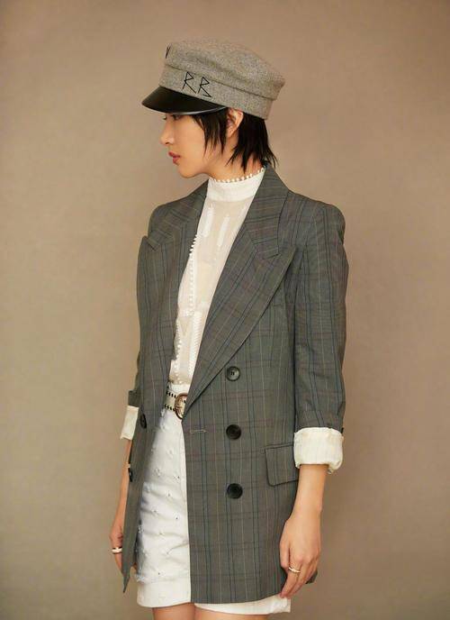 周冬雨|周冬雨真厉害，162的身高穿西装又帅又美，戴贝雷帽嫩回18岁