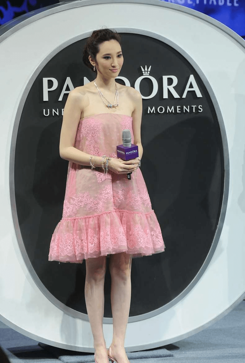 原创九头身的吴佩慈穿抹胸有优势粉色花纹挺减龄不显豪门气质