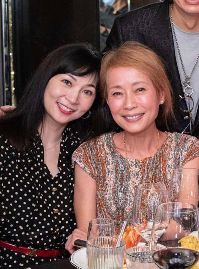 童真|58岁叶童真老了，穿连衣裙面黄肌瘦似大妈，同框大9岁老公似隔辈