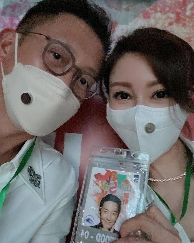 生活|李嘉欣穿露腰装好年轻，荧光黄西装亮眼！51岁和儿子同框像姐弟