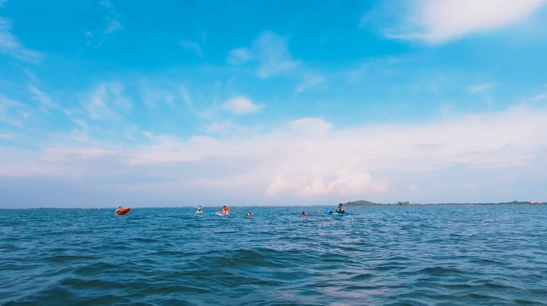 原创抓住夏天的尾巴到武汉郊区这座水质好的湖里野泳周末全是人