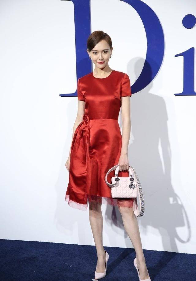 设计|唐嫣升级成为“宝妈”，但身材保持得还这么好，穿上红裙好有魅力
