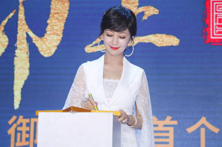 立体感|赵雅芝还是那个“白娘子”,穿蕾丝西装太时髦,脚踩恨天高气场强