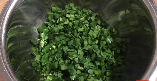 加入适量|春天不吃这菜就亏了,筷子搅一搅,香喷喷的早餐饼5分钟端上桌