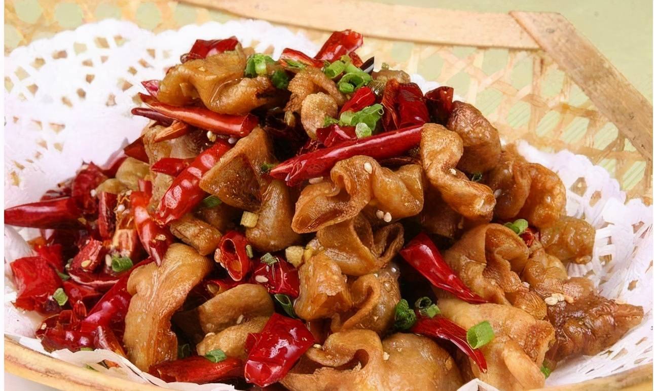 2个,桂皮1段,香叶2片,白糖1茶匙,食盐2茶匙,干辣椒1把做法:1,肥肠入锅