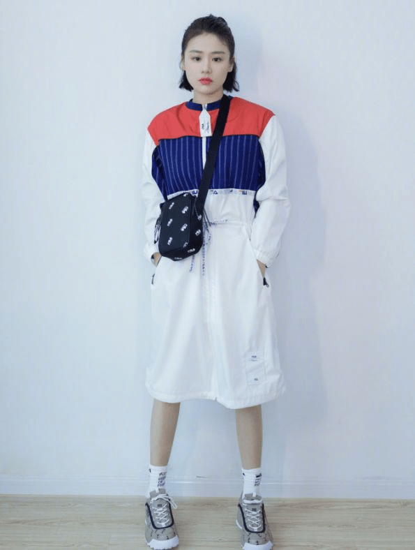 马思纯|马思纯瘦了后穿衣变大胆，“三角”短裤都敢穿，显得腿更长了