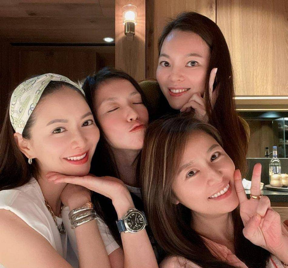 长发|45岁林心如素颜出镜！挑染新发色好少女，活动上全程护肚疑怀二胎