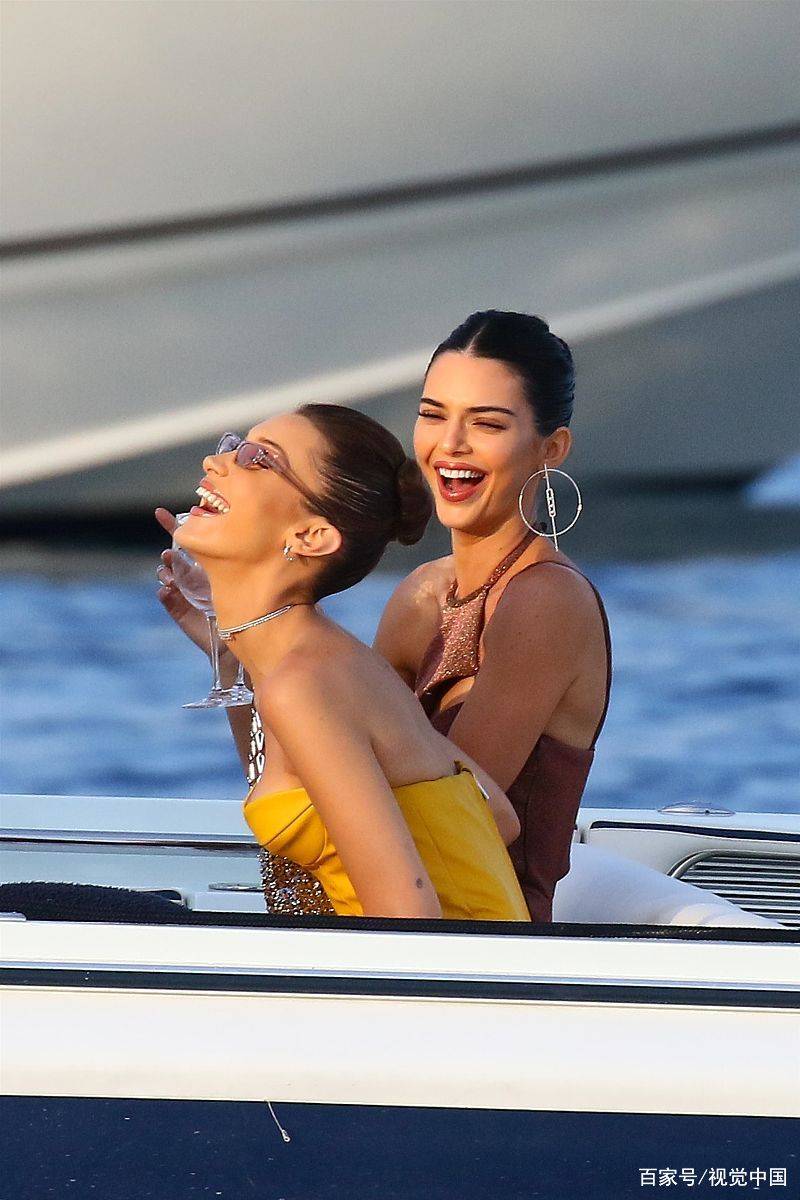 卡戴珊|超模肯豆、贝拉海上游玩穿搭秀,连体衣个性十足,连衣裙性感妩媚