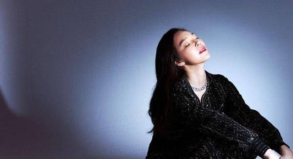 西装|富士康老板娘拍时尚大片，穿西装裙配奢华珠宝，阔太范十足