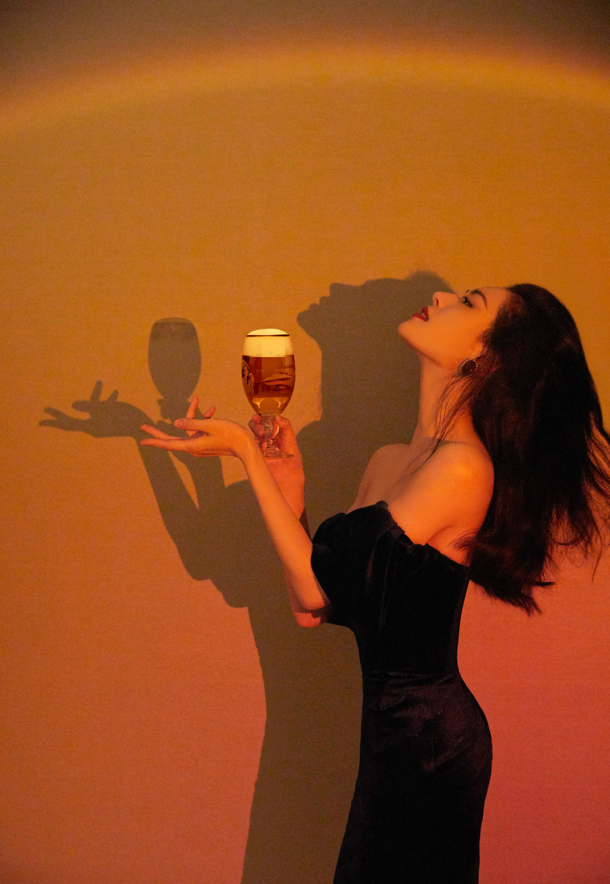 钟楚曦穿宝蓝色抹胸丝绒礼服 黑发红唇大秀曲线美