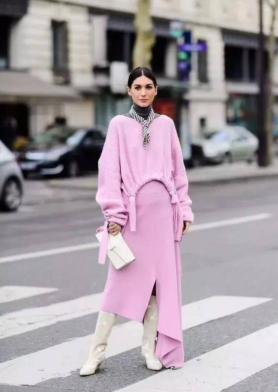 褐色|还在玩黑色配造型吗?那就out了!今年流行这4组配色,显白又高雅