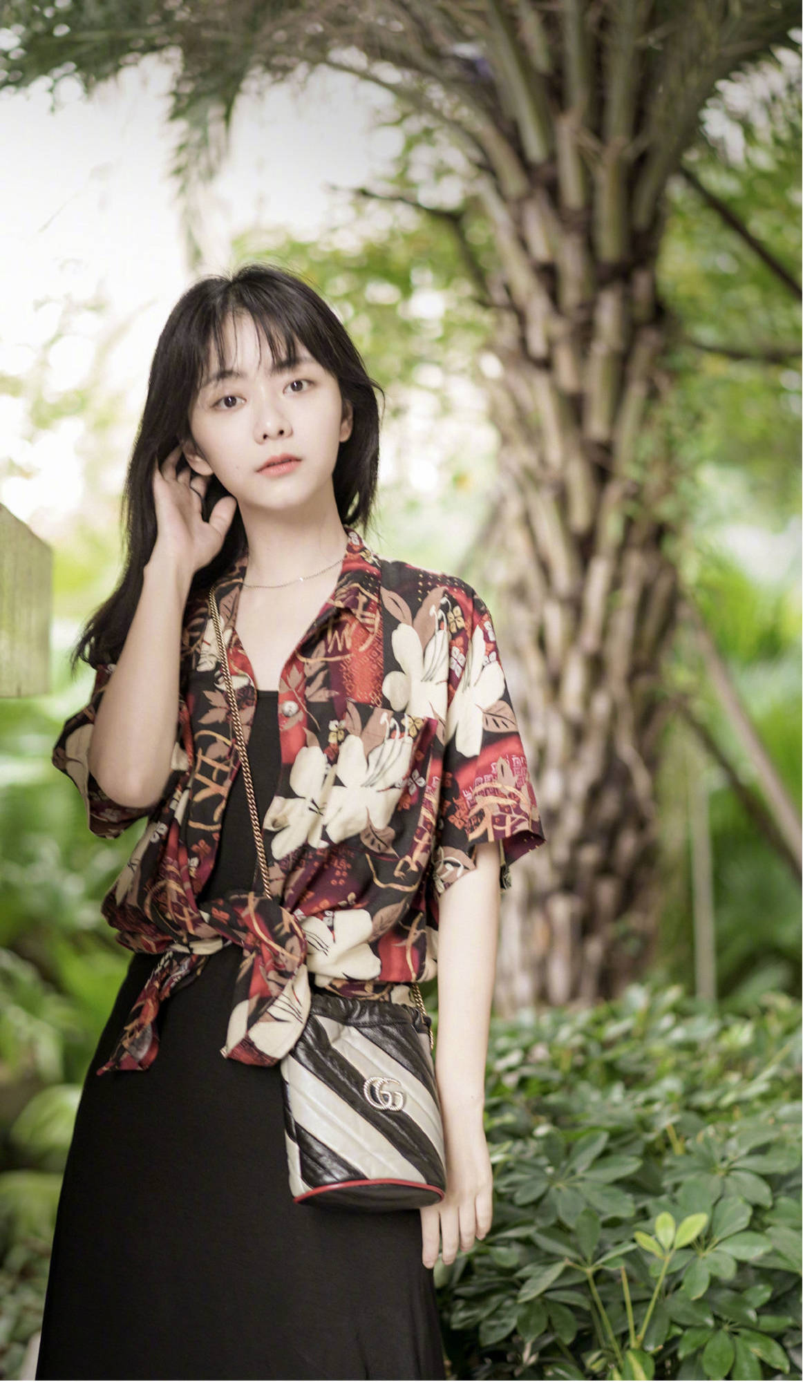 黑色|谭松韵这次穿得很不同，印花衬衫内搭连衣吊带裙，尽显秋日复古风