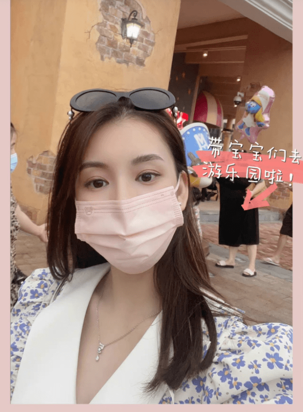 辣妈|85后方媛又美了,2800元碎花拼接裙四肢纤细,同框俩女儿好似姐仨