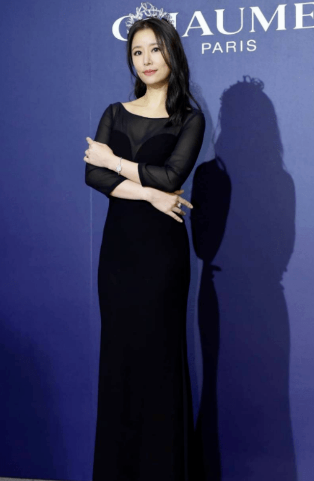 都美|林心如成闺蜜团颜霸!素颜比林熙蕾富士康老板娘都美,生图显老气