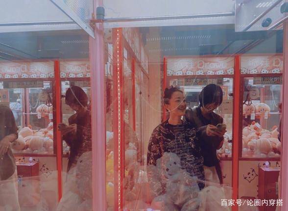 活动|周迅西装配短裙出席活动,背起手像“老干部”,眼中灵气引人注目