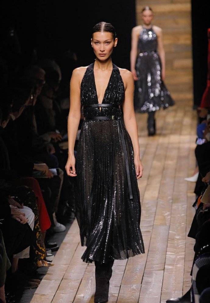 身材|贝拉台上台下差异大！秀台深V裙性感魅惑，台下韩版西装变酷girl