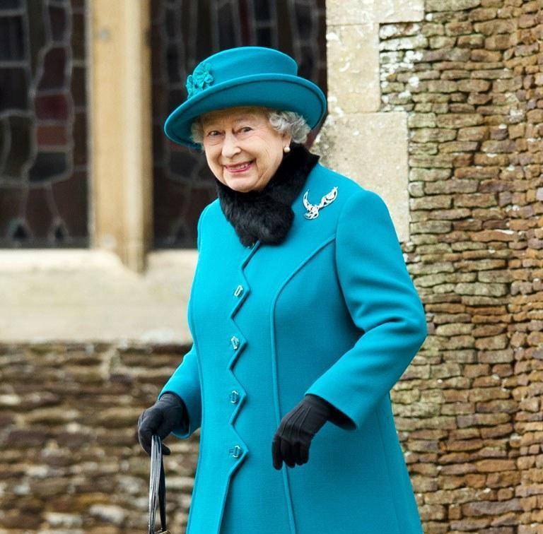 活动|英女王演讲彻底不提梅根!穿高贵优雅的紫裙子,珍珠项链都发黄了