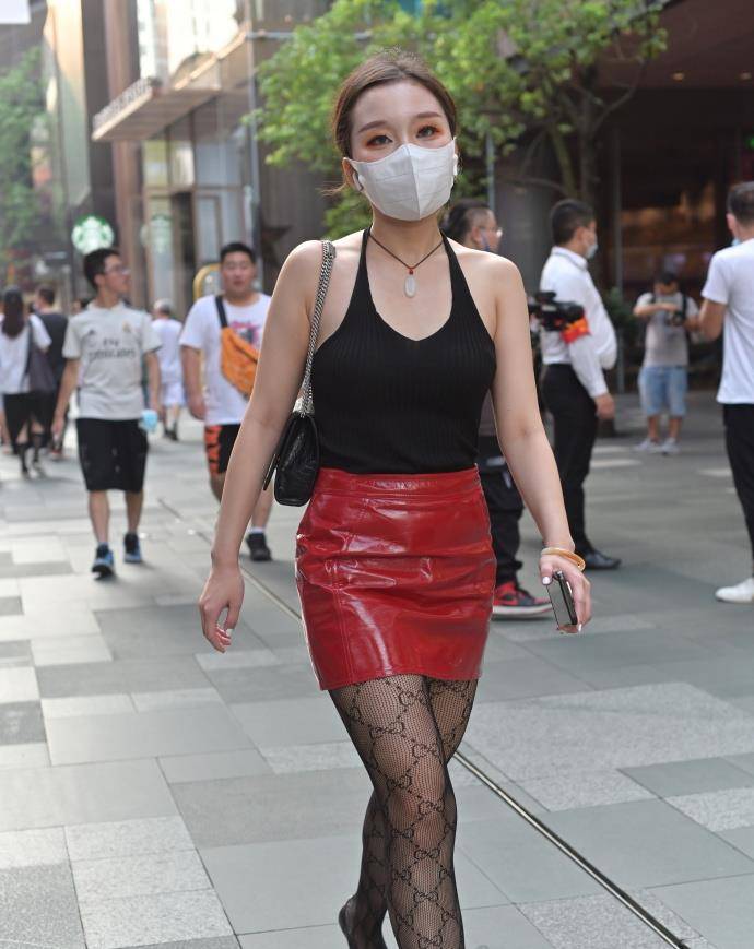 视觉|30岁阿姨的红色“皮裙”，搭配独特，轻松展现“知性美 ”！