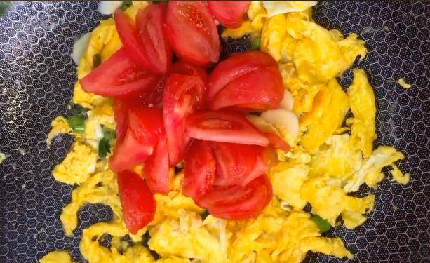 卫生状况|1把面条,4个鸡蛋,再加配菜,简单制作营养早餐面。