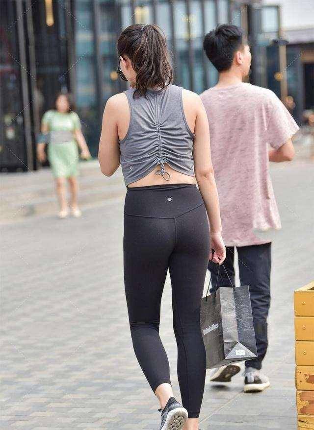 身材|黑色连衣裙搭配长筒皮靴，时尚潮流趋势，女生必备的搭配