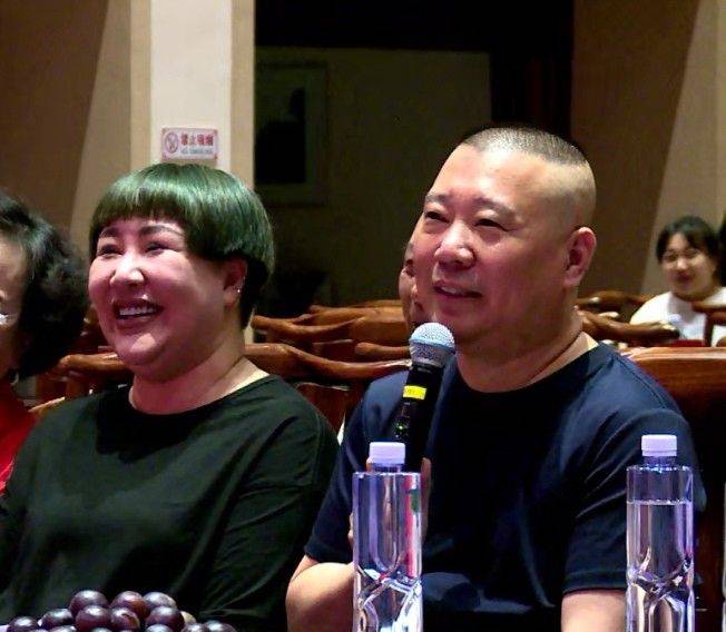 袜子|郭德纲老婆出行被要签名，玩下衣失踪穿长袜，胖也胖的这么时髦！