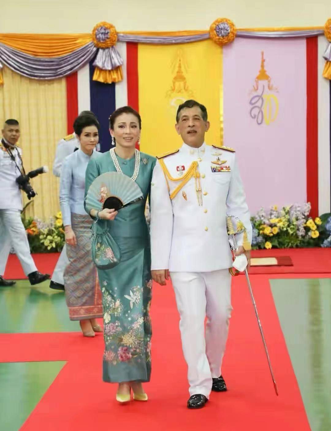 高跟鞋|苏提达深夜独自营业！一身珍珠白套裙穿得贵气，气质敌过诗妮娜