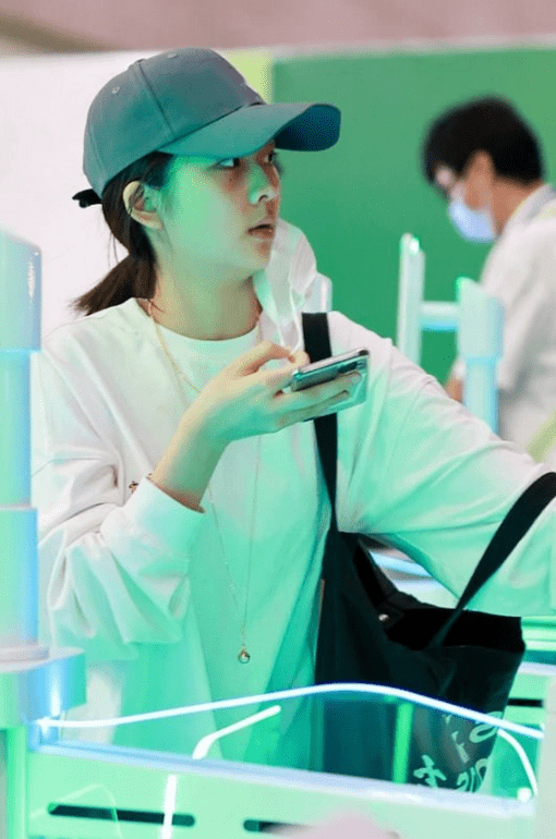 健美|多多好会穿，宽松T恤配健美短裤，巧用金项链点睛，真有明星范儿