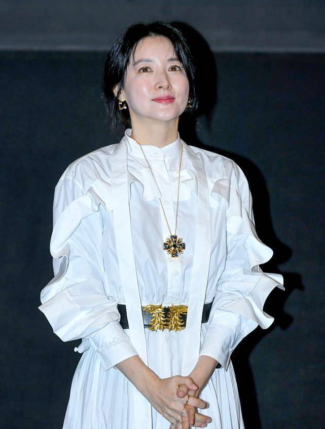 白裙|李英爱还是那个“大长今”，穿白裙的样子好清纯，长相也挺水嫩的