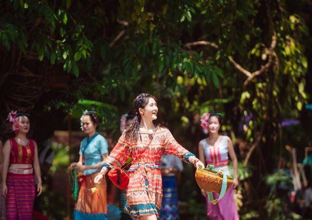 颜色|谢娜都孩子妈了还那么大玩心，沙漠上尽情摆poss，看着真“魅”