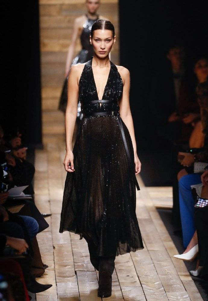 身材|贝拉台上台下差异大！秀台深V裙性感魅惑，台下韩版西装变酷girl