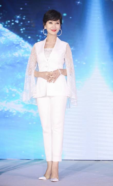 立体感|赵雅芝还是那个“白娘子”,穿蕾丝西装太时髦,脚踩恨天高气场强