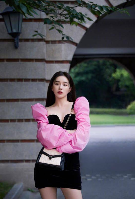 美人|阚清子演绎法式摩登美人,包臀裙都短到大腿根,为了出圈真的拼