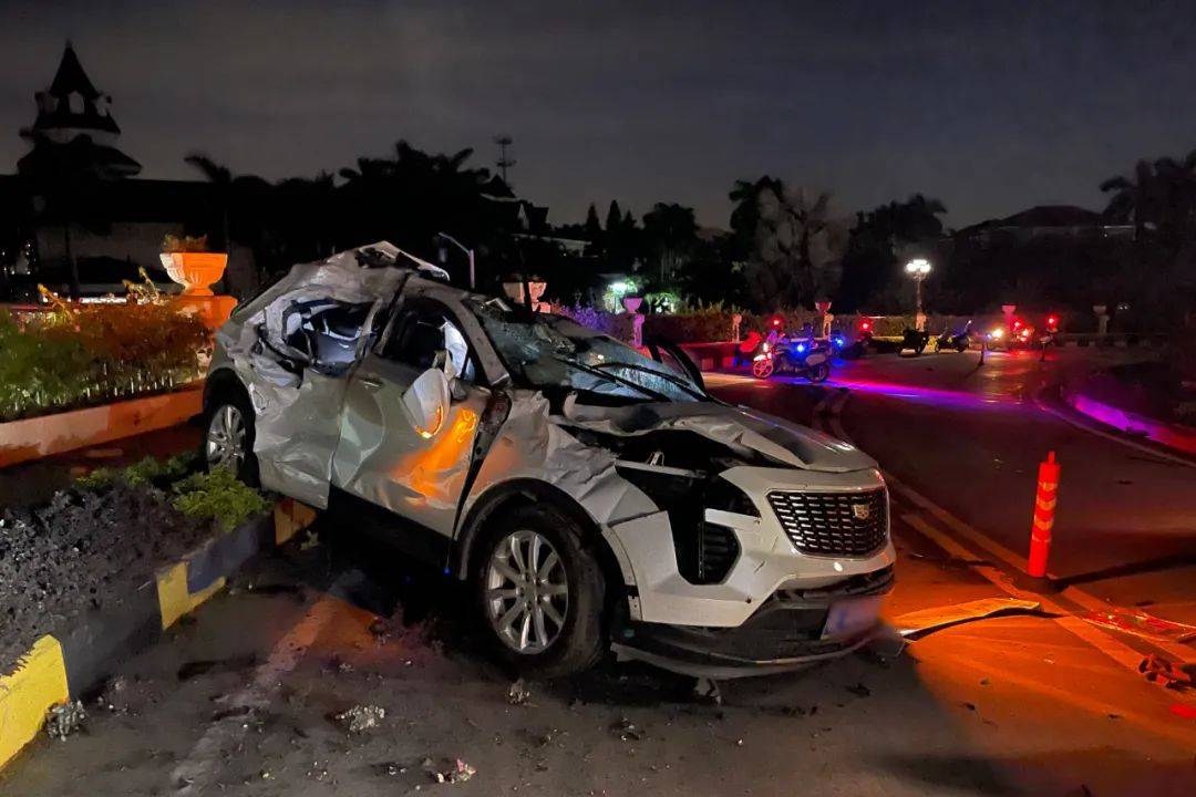 佛山顺德发生一起惨烈车祸两父子被抛出车外父亲不幸身亡