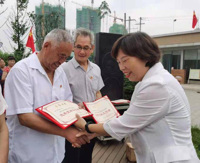 致敬老党员志愿者化工路社区黄志金荣获感动成都十佳市民称号