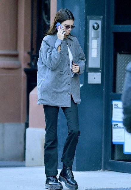 达尔|超模肯达尔拍大片，一袭军绿连衣裙优雅干练，换上拖鞋变慵懒girl