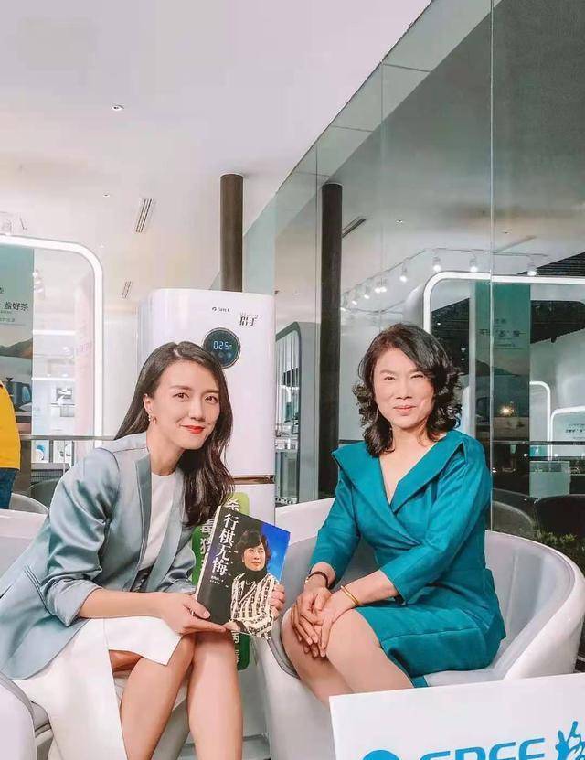 颜色|董明珠认真打扮霸气变温柔,穿针织衫搭海蓝色丝巾,65岁看着像45