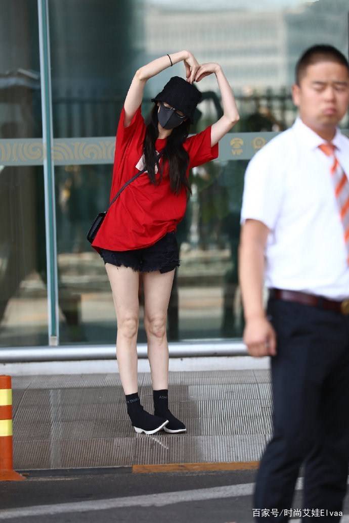 好身材|迪丽热巴广告造型真丰满，穿20cm“巴掌裤”，这“括号臀”太招摇