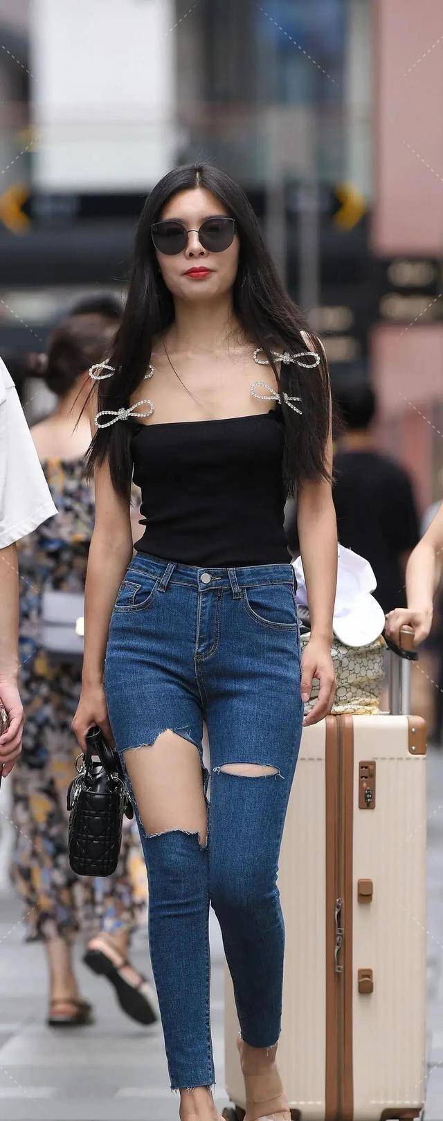显得|高贵优雅的瑜伽裤穿搭塑造女性优雅高贵，显得美腿修长，女神气质