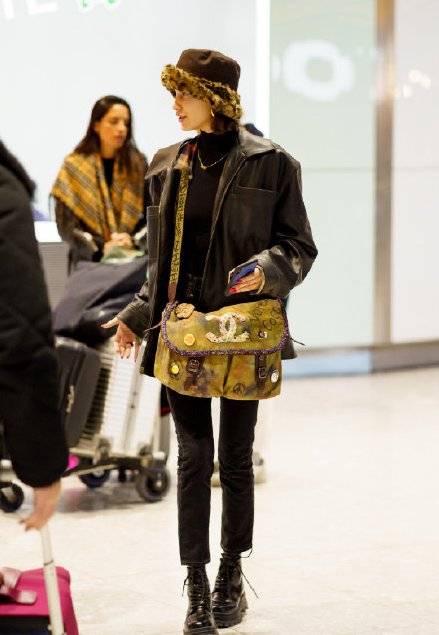 黑色|贝拉将机场当秀场,穿皮衣步伐嚣张特有范,却没2W+香奈儿抢镜